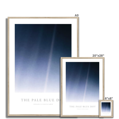 The Pale Blue Dot Poster in Premium Holzrahmen - Boutique de l´Art