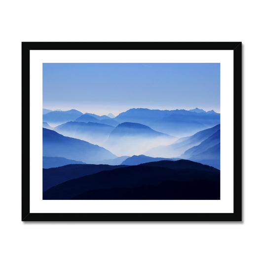 Blue mountain range gerahmtes Poster - Atopurinto