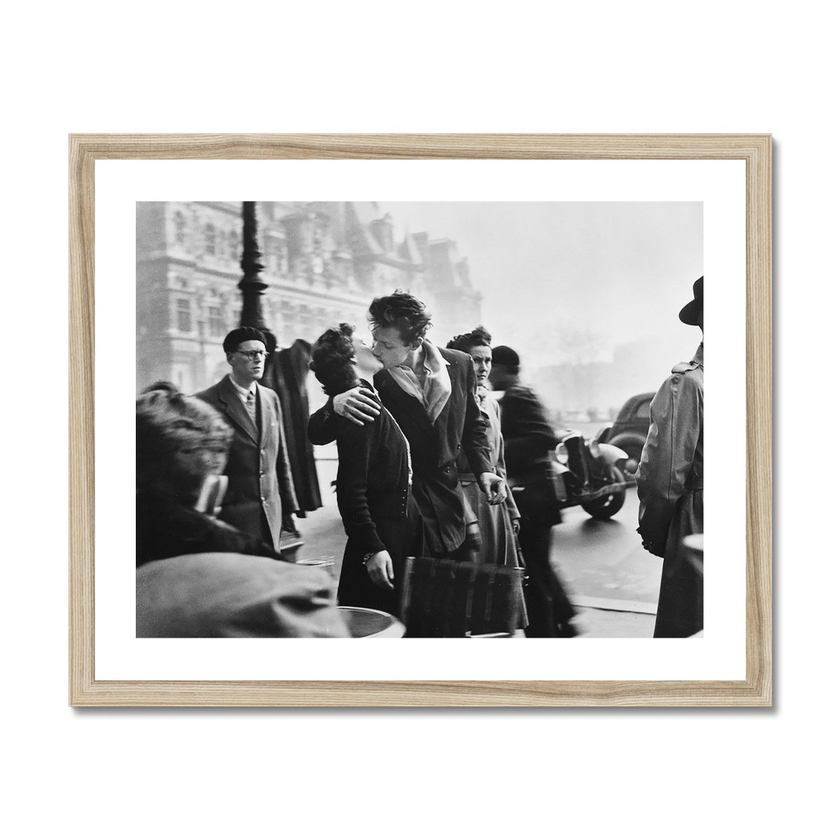Doisneau - Kiss in Paris gerahmtes Poster - Atopurinto
