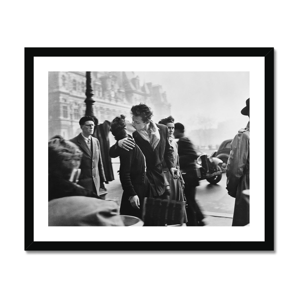 Doisneau - Kiss in Paris Framed Poster | Boutique de l´Art