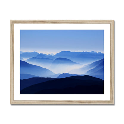 Blue mountain range gerahmtes Poster - Atopurinto